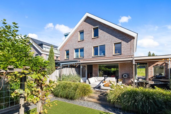 Ruime twee-onder-één kapwoning met vier slaapkamers, grote tuin, garage en meer..